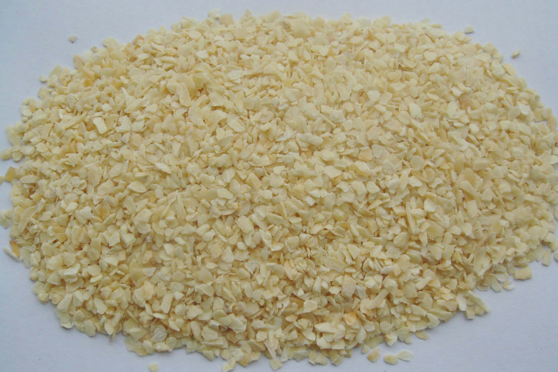 Product Description Dehydrated garlic flakes Variety 100% natural garlic Size Flakes, minced, granules: 8-16mesh, 16-26mesh, 26-40mesh,40-80mesh; Powder: 80-120 mesh Color Cream to Light yellow Shelf life 12 months in normal temperature; 24 months under 20℃ Storage condition Sealed in dry cold, waterproof & ventilated conditions Product Description Dehydrated garlic flakes Variety 100% natural garlic Size Flakes, minced, granules: 8-16mesh, 16-26mesh, 26-40mesh,40-80mesh; Powder: 80-120 mesh Color Cream to Light yellow Shelf life 12 months in normal temperature; 24 months under 20℃ Storage condition Sealed in dry cold, waterproof & ventilated conditions